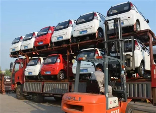 電動轎車