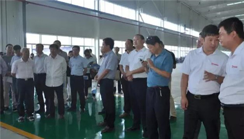 專家、教授聽取陜西躍迪公司對整體項目規(guī)劃和系列新能源客車產(chǎn)品的系統(tǒng)介紹