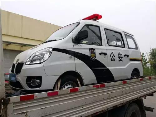 躍迪電動巡邏車裝車進(jìn)行中