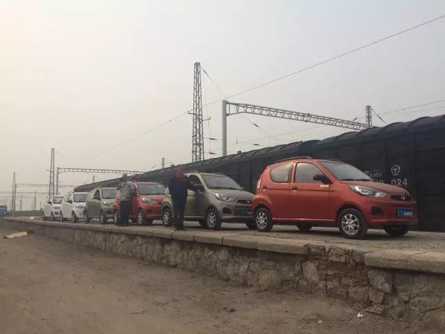 躍迪電動汽車鐵路運輸準備裝車。