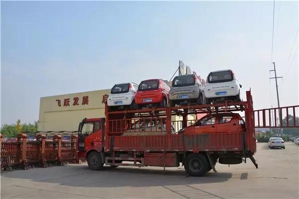 躍迪電動汽車裝車中。