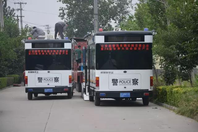 躍迪電動移動警務室裝車中，準備發(fā)往白洋淀溫泉城公安分局