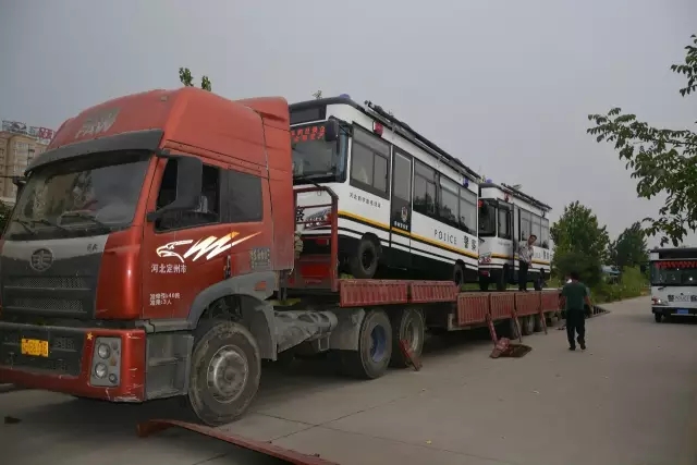 躍迪電動移動警務室裝車中，準備發(fā)往白洋淀溫泉城公安分局
