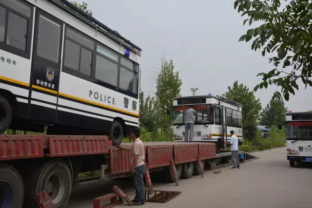 躍迪電動移動警務室裝車中，準備發(fā)往白洋淀溫泉城公安分局