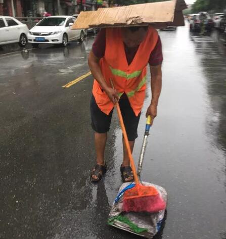 今天，躍迪向平凡而偉大的他們——環(huán)衛(wèi)工人致敬！