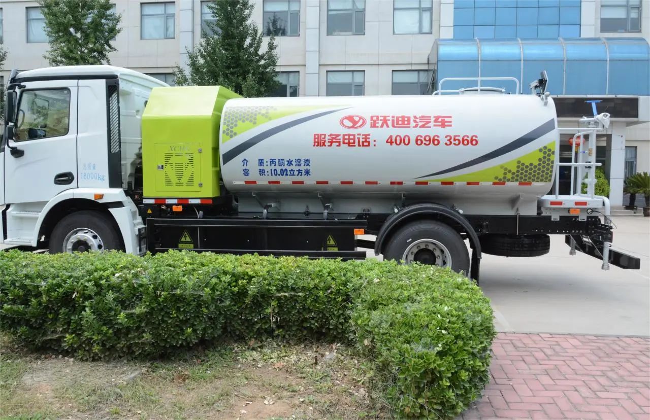 夏日降溫好幫手-躍迪集團新能源灑水車、新能源綠化噴灑車發(fā)車