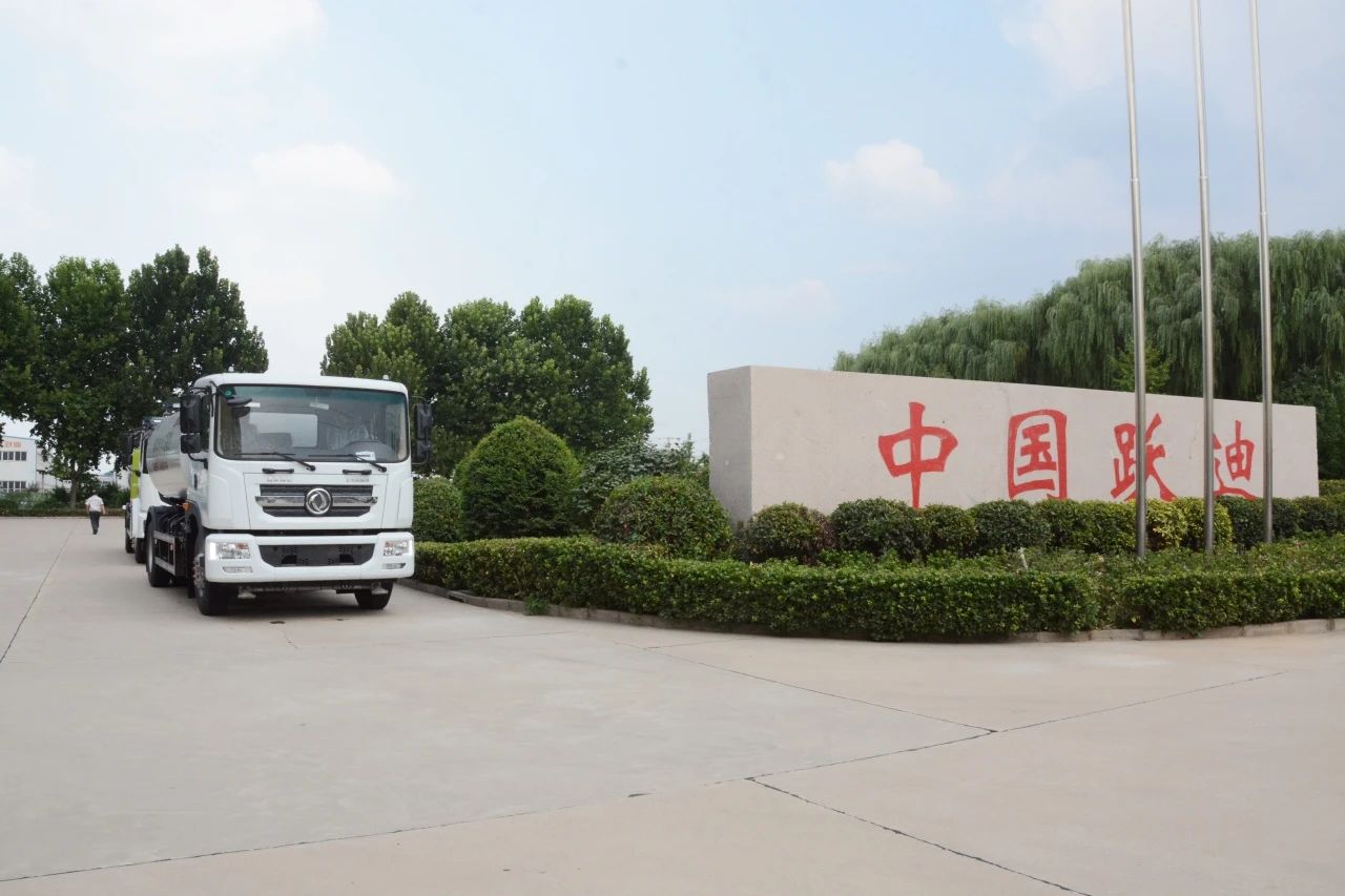夏日降溫好幫手-躍迪集團新能源灑水車、新能源綠化噴灑車發(fā)車
