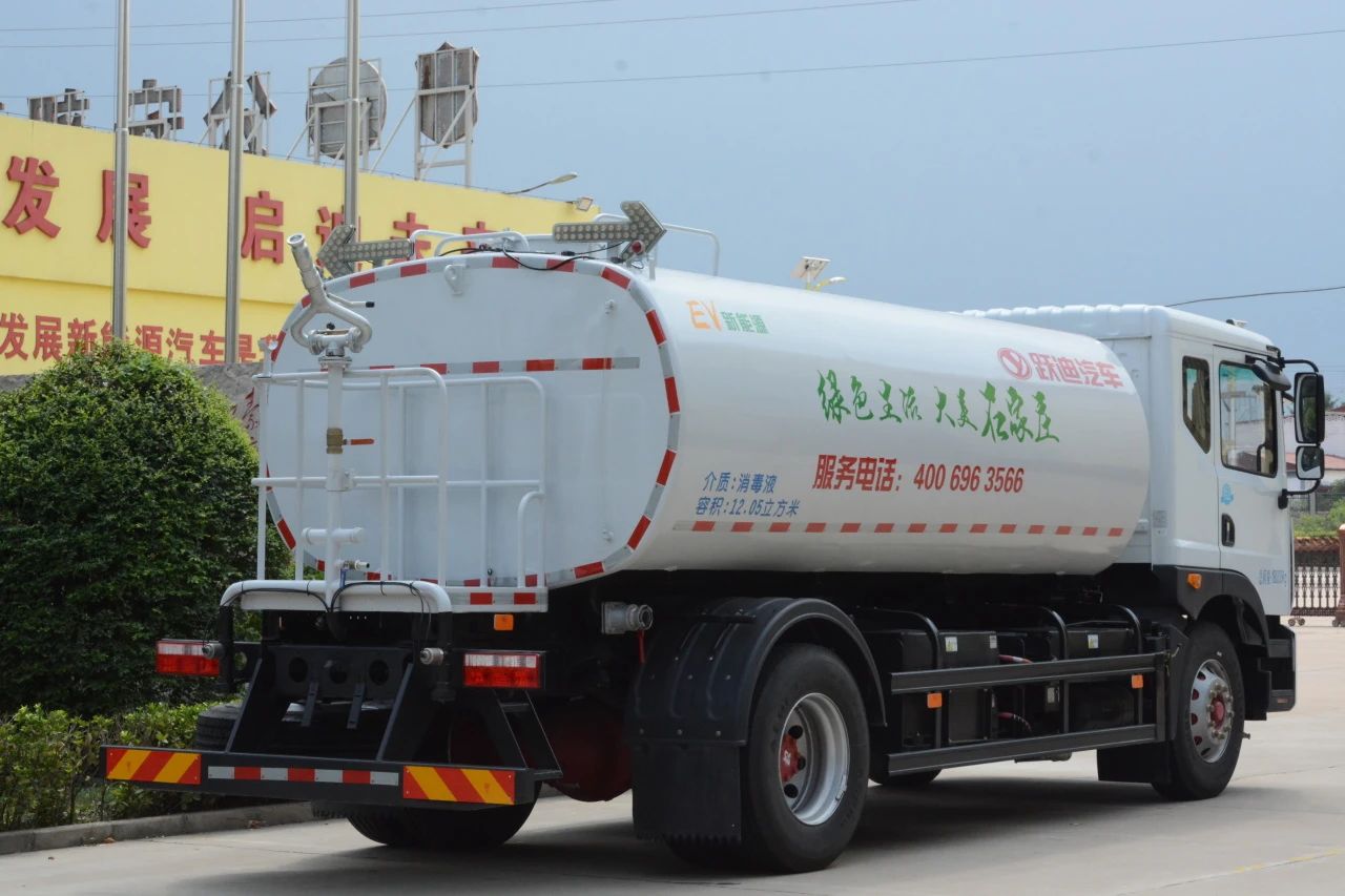 夏日降溫好幫手-躍迪集團新能源灑水車、新能源綠化噴灑車發(fā)車
