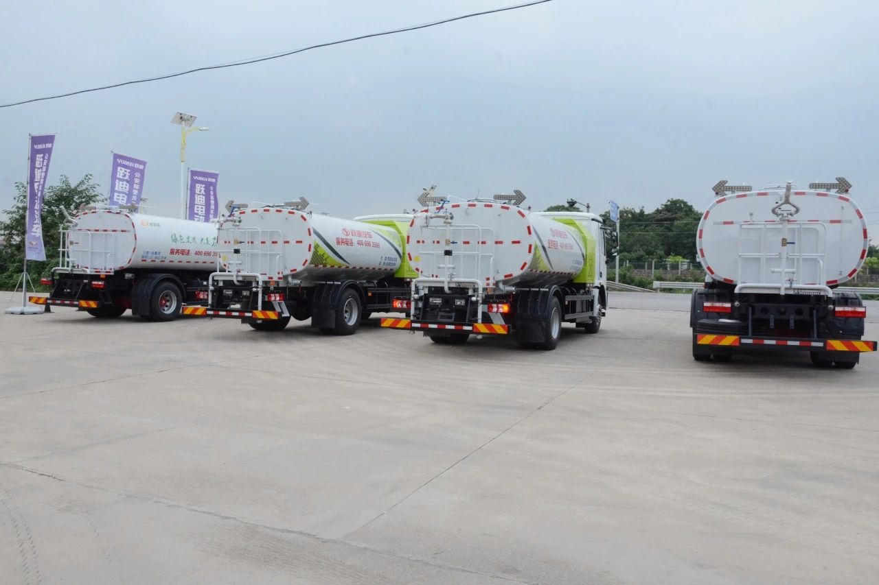 夏日降溫好幫手-躍迪集團新能源灑水車、新能源綠化噴灑車發(fā)車