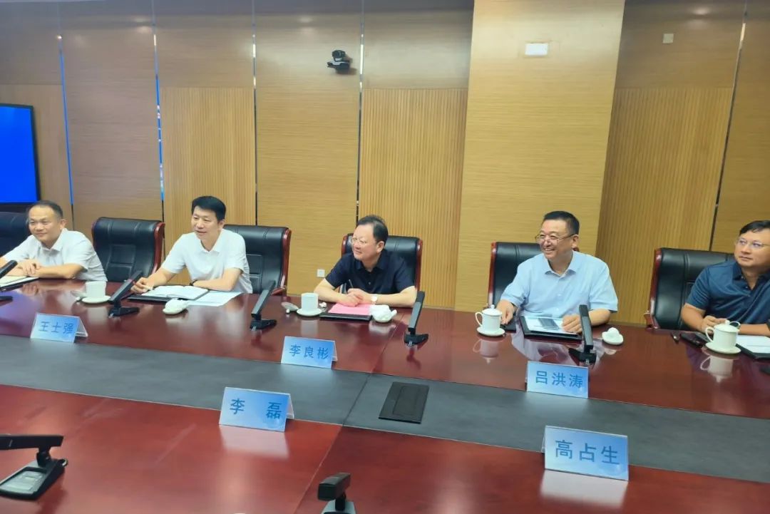 鋰業(yè)巨頭贛鋒鋰業(yè)董事長李良彬、躍迪集團董事長呂洪濤聯(lián)袂造訪中國重汽，與劉正濤董事長洽談新能源領(lǐng)域合作前景