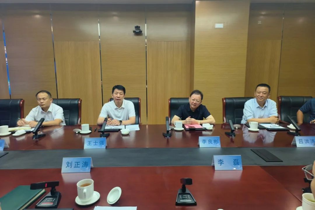 鋰業(yè)巨頭贛鋒鋰業(yè)董事長李良彬、躍迪集團董事長呂洪濤聯(lián)袂造訪中國重汽，與劉正濤董事長洽談新能源領(lǐng)域合作前景